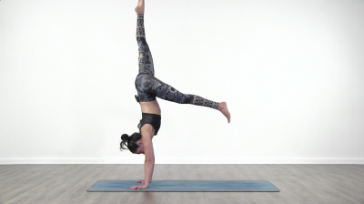 screenshot from online yoga class with Lizette Pompa at Yogateket yoga studion in Uppsala sweden